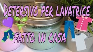 In un momento così critico per l'ambiente, tutti noi dovremmo prendere consapevolezza del fatto che ogni volta che laviamo i piatti o il bucato stiamo inquinando. Detersivo Per Il Bucato Fatto In Casa Ecco Come Farlo Cremoso E Profumato Per Capi Bianchi Youtube