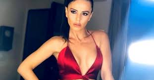 Dün gece beyaz show'a katılan simge sağın itirafta bulundu. Simge Sagin Sokta Cinsel Goruntuleri Ve Yazismalari Ifsa Oldu