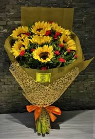 Con una variedad de flores como rosas, lilies ¡y muchos otros disponibles, seguramente encontrará el ramo adecuado para su día especial! Girasoles Mary Boutique Floral