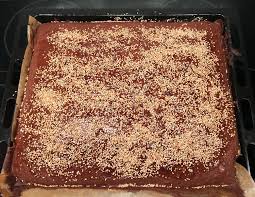 Den kuchen wieder umdrehen und die ränder und die leicht gewölbte oberfläche mit einem sägemesser geradeschneiden. Schokolade Ingwer Kuchen Archive Olafs Gourmet Notizen