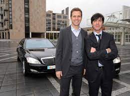 Im blog andyrx im artikel fussball fähnchen am auto.hat sich bald erledigt? Kicker Und Ihre Autos Unsere Fussball Nationalelf Heute Jogi Low Und Oliver Bierhoff Magazin