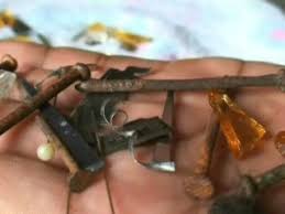 Berjaya buang 3 biji paku bingkai gambar dan segumpal. Diduga Kena Santet Sugiono Muntahkan Paku Dan Jarum