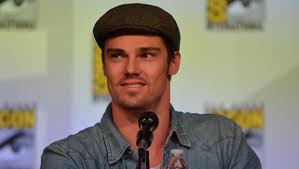 Beauty and the Beast': Jay Ryan fala sobre noiva de Vincent e o beijo em  Cat » TeleSeries