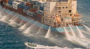 In 2008 sono stati lanciati numerosi in risposta a questi attacchi e all'effetto economico che stavano avendo su questo canale di navigazione popolare, una flotta di navi da guerra internazionali. Film Captain Phillips Attacco In Mare Aperto Maupes