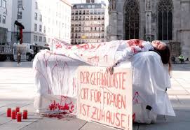 Zeugen hatten die leiche an einen baum gelehnt aufgefunden. Verheerende Aktualitat Warum Gibt Es In Osterreich So Viele Frauenmorde Profil At