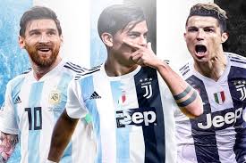 هذه هي المشكلة التي يفتعلها الجمهور طوال الوقت مع أمثال ميسي ورونالدو ومارادونا؛ الخلط بين كونهم لاعبين غير عاديين، يستطيعون تأدية وظائف معينة بكفاءة أكبر، أو بشكل أجمل، أو بكثافة أعلى، وبين كونهم آلهة قادرين على الإتيان بالمعجزات. ØªØ¹Ø±Ù Ø¹Ù„Ù‰ 12 Ù„Ø§Ø¹Ø¨Ø§ Ø²Ø§Ù…Ù„ÙˆØ§ Ù…ÙŠØ³ÙŠ ÙˆØ±ÙˆÙ†Ø§Ù„Ø¯Ùˆ ÙÙŠ Ù…Ø³ÙŠØ±ØªÙ‡Ù… Ø§Ù„ÙƒØ±ÙˆÙŠØ©