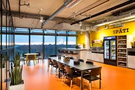 Buro Spati Und Mauer So Hip Sieht Das Neue Berliner Buro Von Facebook Aus Mit Vergnugen Berlin Buro Berlin Buero Mauer