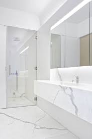 Bagni In Marmo Bianco 30 Idee Per Arredi Di Lusso Mondodesign It Bagni In Marmo Bianco Bagni In Marmo Bagno Minimalista