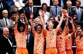 و لعب كومان مع منتخب هولندا لكرة القدم منذ عام 1983 و حتى عام 1994 ، و شارك معهم في 78 مباراة وسجل 22 هدف، وأبرز إنجازاته مع المنتخب هو الفوز بكأس الأمم الأوروبية لكرة القدم 1988. Ø±ØºÙ… ÙˆØ¬ÙˆØ¯ Ø§Ù„Ø£Ø³Ø·ÙˆØ±Ø© Ø¨ÙŠÙƒÙ†Ø¨Ø§ÙˆØ± Ù‡ÙˆÙ„Ù†Ø¯Ø§ Ù†Ø¬Ø­Øª ÙÙŠ Ø¥Ø­Ø±Ø§Ø² Ù„Ù‚Ø¨ ÙŠÙˆØ±Ùˆ 1988 Ø¨ÙˆØ§Ø¨Ø© Ø§Ù„Ø£Ù‡Ø±Ø§Ù…