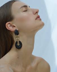 Stunning, elegant and bold ⁣ ⁣ Inco [ sculpture earrings ] inspired by  nature, by the geometric essence of sea shells. . . #handmadejewelry  #statementearrings