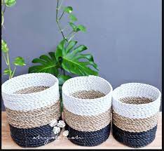 Berikut beberapa contoh hasil produk daur ulang sampah plastik beserta cara pembuatannya k o tak pensil dapat terbuat dari berbagi jenis bahan misalnya plastik,kayu anyaman bambu, anyaman rotan, kain dan masih bayak lagi bahan yang dapat digunkan untuk. Keranjang Anyaman Isi 3 Cover Pot Keranjang Seagrass Hiasan Anyam Size 20 17 15 Lazada Indonesia