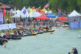Tasik biru it's a very busy place at weekend. Tasik Biru Kundang Portal Rasmi Majlis Perbandaran Selayang Mps