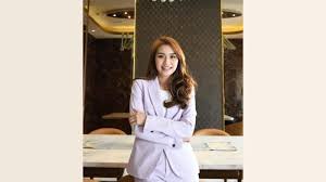 Keluarga yang rukun adalah yang tidak terpecah, oleh masalah. Bagi Ceo Tanly Hospitality Devina Konatra Keluarga Nomor Satu Surya