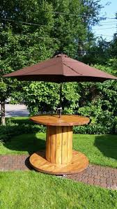 Tables à rouleau en bois. 16 Facons De Transformer Une Vieille Bobine De Fil Electrique En Meuble Deco Pour La Maison Ou Le Jardin