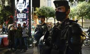 (time limit) horario límite nm + adj: Curfew Imposed In Greece As It Happened World News The Guardian