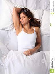 Und sie müssen drei tage im bett bleiben. Schauen Unten Auf Der Schonen Frau Die Im Bett Schlaft Stockbild Bild Von Person Dame 18117015
