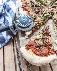 Veganen Pizzakase Selber Machen Leckeres Pizzarezept Allmydeer In 2020 Pizza Ohne Kase Rezepte Pizza Rezept