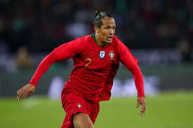 Bruno alves, zenit formasıyla futbola portekiz takımı porto 'nun altyapısına başlayan alves, ülkesinin farense ve vitória guimarães takımları ile yunanistan 'ın aek ekibinde kiralık olarak oynamıştır. Rangers Defender Bruno Alves Left On Bench As Portugal Are Battered By Holland Daily Record