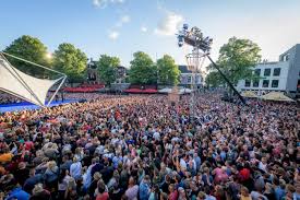 Het avondgemiddelde van de zender lag op 20 procent. In Beeld Dit Was Sterren Muziekfeest Op Het Plein In Enschede Foto Destentor Nl