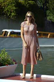 Il tratto iconico della gerini viene celebrato con una clip che racchiude molte delle performance della sua lunga carriera. Claudia Gerini Arrives At Excelsior Hotel In Venice 09 08 2020 Celebrities Hot Pictures