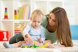 Memberi tumpuan semasa perbualan / aktiviti. 11 Aktiviti Menggembirakan Untuk Anak Anda 6 Hingga 12 Bulan Best Activity For Your Child Youbaby