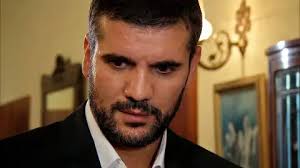 Azad y Ali viajan en un furgón que vuela por los aires, y los Kirman creen  que el hijo mayor de Cemal ha muerto