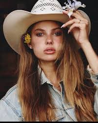 Gillian Bonner's Instagram, Twitter & Facebook