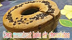 Diranah minang, seorang menantu cewek wajib membawa makanan ke rumah mertuanya di saat lebaran, bisa berupa kue ato samba ( semacam lauk2), nama bekennya manjalang mintuo.suatu ketika sang kk ipar membawa dua kotak kue bolu kerumah , kirain kuenya dibeli, e ga taunya bikin sendokir. Cara Membuat Bolu Air Chocolatos 2 Telur Dijamin Mantull Youtube