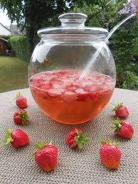 Die Erdbeerbowle Mit Dem Sagenhaften Aroma Ein Sehr Leckeres Rezept Aus Der Kategorie Bowle Bewertunge Erdbeerbowle Erdbeerbowle Rezepte Erdbeer Bowle Rezept