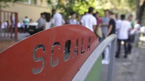 „adoptarea unei astfel de propuneri legislative vine în spriinul părinților, având în vedere problemele cu care aceștia se confruntă atunci când copiii sunt nevoiți să rămână. Legea Prin Care PÄƒrinÈ›ii Primesc Zile Libere DacÄƒ Se Inchid È™colile A Fost PromulgatÄƒ
