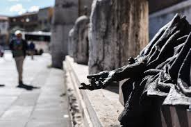 Siamo a napoli in via verdi, 36 e in via san giacomo, 45. In Fila Al Banco Dei Pegni Tra I Nuovi Poveri Tanti Senior