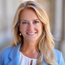 Dora Jacobsen's Instagram, Twitter & Facebook