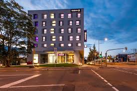 Holiday inn stuttgart, ⓜ weilimdorf, deutschland, mittlerer pfad, 25: Premier Inn Hotel Stuttgart Marggraf Architektur