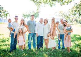 Extended Family Photo Session 5 People Or More Large Family Pose Large Extended Family In Family Photo Outfits Family Picture Outfits Family Photo Colors