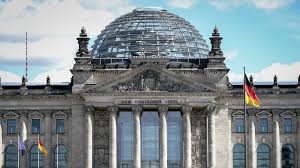 Un anno dopo la riunificazione, avvenuta il 3 ottobre 1990, il bundestag (parlamento federale) scelse il reichstag come sede parlamentare della capitale della germania unita. Vorfalle Am Reichstag Ruf Nach Konsequenzen Zdfheute