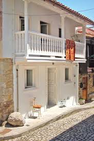 Las casas con fachadas sencillas de casas pequeñas de una planta por muy pequeña que sea, tienen que tener su fachada de presentación, no por ser una vivienda sencilla con lo más indispensable para habitar, también tiene que tener su fachada. Casa De Pueblo De Estilo Rustico Actualizado