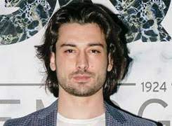 Alp navruz, 2 şubat 1992 tarihinde i̇stanbul'da dünyaya geldi. Alp Navruz Aslen Nereli Burcu Ve Yasi Nedir