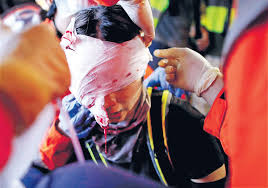 一名少女 2019 年 8 月 11 日於尖沙嘴警署附近的街頭衝突中，疑遭布袋彈擊中導致右眼受傷。 è­¦æ‰‹ä»¤å–é†«ç™‚å ±å'Šçˆ†çœ¼å°'å¥³æå¸æ³•è¦†æ ¸ æ™´å ± æ¸¯èž è¦èž D190911