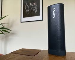 It has a triangular shape that works on its side, as well as upon its end. Sonos Roam Im Test