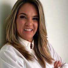 Metaplasia Escamosa é um processo de transformação de células que cobrem o  colo do útero. Ocorre praticamente em todas as mulheres. Não necessita de  tratamento. Quando descrito no preventivo significa simplesmente que