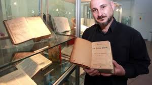 Jedna je jeruzalemska biblija, a druga biblija. Hrvatski Kralj Biblija Skupio Ih Je 77 Na Cak 50 Svjetskih Jezika 24sata
