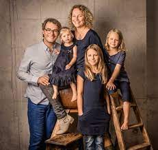 Fun Family Picture Ideas For Your Best Keepsakes My Baby Doo Studio Family Portraits Fun Family Pictures Family Portrait Poses