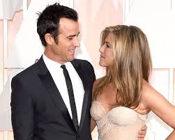 See her wedding ring here: Justin Theroux Shares Sweet Photo With Jennifer Aniston On Anniversary
