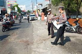 Jan 14, 2014 · pada percobaan melde digunakan seutas benang yang panjangnya 2 m dan massanya 10 gram. Urat Leher Pengendara Kawasaki Ninja Putus Terlilit Benang Layangan Sempat Berdiri Lepas Lilitan Lalu Terjatuh Dan Mengucap Kalimat Terakhir Gridoto Com