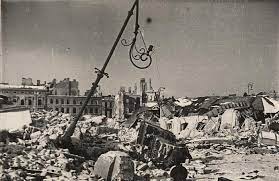 Ale przecież dziesiątki innych pałaców podniesiono z ruin! Druga Wojna Swiatowa Osi Saskiej Nie Ominely Zniszczenia Wojenne Ktore Dotknely Warszawe W Latach 1939 1945 We Wrzesniu 1939 Roku Splonal Palac Kronenberga I Drewniany Budynek Teatru Letniego Pelniacy Role Skladu Amunicji Palace Saski