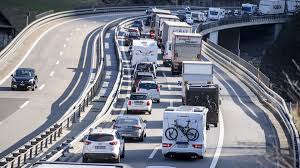 Wer schon am mittwoch losfahren kann, kommt verhältnismässig gut durch den tunnel, danach ist sitzleder gefragt. Osterstau Am Gotthard Reisende Sind In Richtung Suden Unterwegs