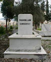 Ben gülmedim, gülenlere aşk olsun kader böyleymiş kimene deyim. Kimisi Ilginc Kimisi Komik Mezar Taslarina Islenmis 18 Fantastik Yazi Onedio Com