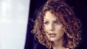 Zpěvačka Lenny je zdravě sebevědomá a to funguje, natočila nejsilnější  debut roku