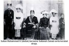 (kelantan moden) sultan kelantan yang tidak terdapat didalam video adalah sultan kelantan yang pertama sehingga sultan kelantan yang ke 23 long senik (muhammad iv) : Allahuakhbar Sultan Muhammad V Malikussoleh The Kelantan Times