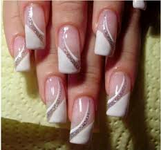 Nagellack Glitzer Und French Maikure Elegantes Nageldesign Glitzer Nagellack Nagellack